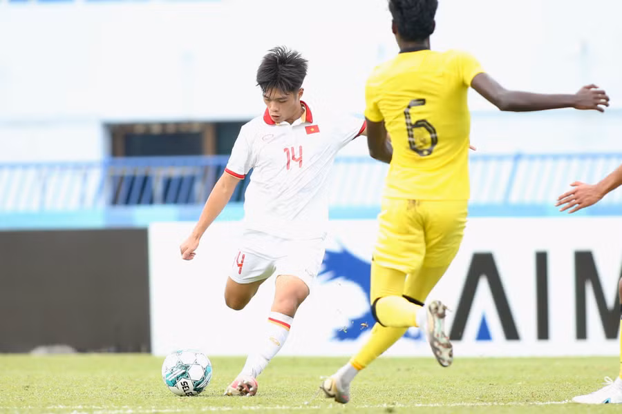 Quốc Việt (14) sút tung lưới U.23 Malaysia ở trận bán kết. Ảnh: Vương Anh