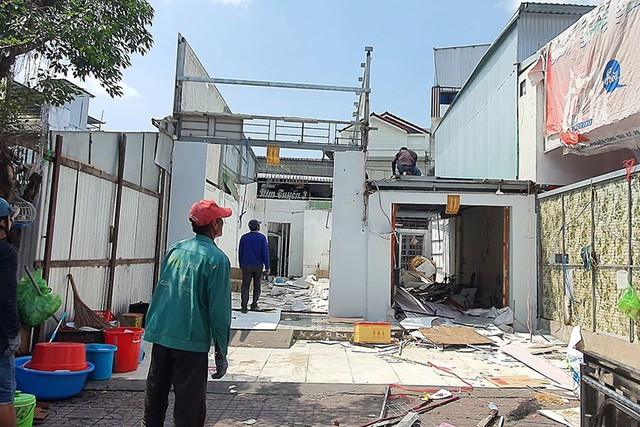 Vụ cưỡng chế nhầm nhà ở Cà Mau: thêm 4 cán bộ bị kỷ luật - Ảnh 1. Ngôi nhà bên trái bị cưỡng chế nhầm. Ảnh: C.T.V