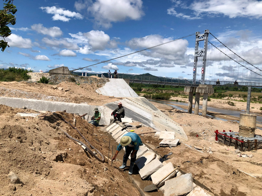 Công trình khắc phục bão lũ sạt lở cầu treo Ia Hjú, xã Chư Rcăm sắp hoàn thành đưa vào sử dụng. Ảnh: Gia Hưng