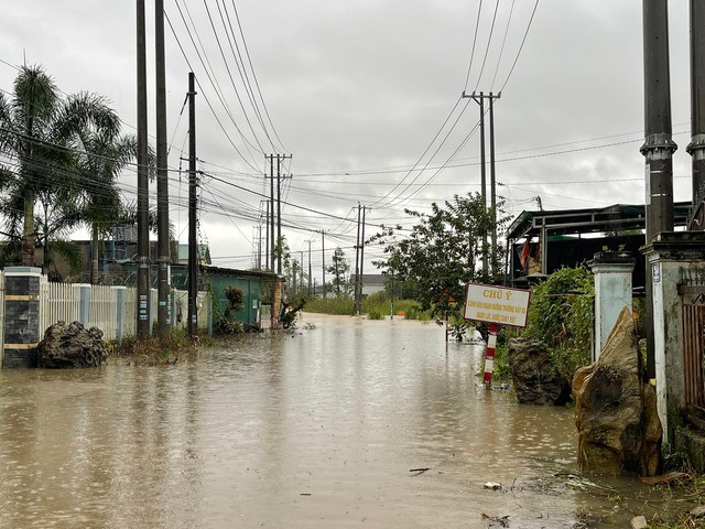 Mưa lớn, nhiều nơi ở TP.Bảo Lộc chìm trong biển nước - Ảnh 2. Mưa lớn kéo dài, nước ngập khắp nơi. Ảnh: G.B