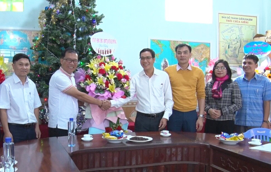 Đại diện cấp ủy, chính quyền huyện Chư Prông thăm Giáo xứ Thanh Hà (xã Ia Drăng) nhân dịp lễ Giáng sinh năm 2022. Ảnh: Thanh Nhật Đại diện cấp ủy, chính quyền huyện Chư Prông thăm Giáo xứ Thanh Hà (xã Ia Drăng) nhân dịp lễ Giáng sinh năm 2022. Ảnh: Thanh Nhật
