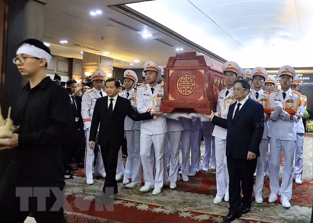 Thủ tướng Phạm Minh Chính và Phó Thủ tướng Lê Minh Khái đưa linh cữu Phó Thủ tướng Lê Văn Thành. Ảnh: Lâm Khánh/TTXVN