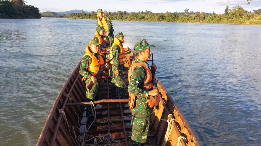 Cán bộ, chiến sĩ Đồn Biên phòng Ia Chía tuần tra bảo vệ đoạn biên giới trên sông. Ảnh: V.H