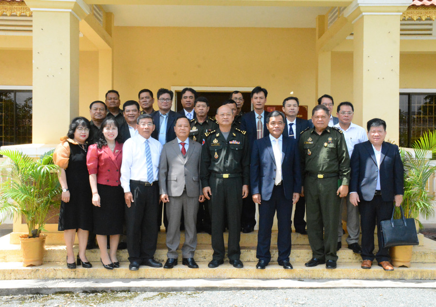 Đoàn công tác của tỉnh Gia Lai chụp hình lưu niệm với lãnh đạo Bộ Tư lệnh Quân khu I (Quân đội Hoàng gia Campuchia). Ảnh: M.N Đoàn công tác của tỉnh Gia Lai chụp hình lưu niệm với lãnh đạo Bộ Tư lệnh Quân khu I (Quân đội Hoàng gia Campuchia). Ảnh: M.N