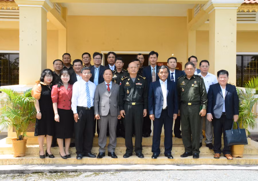 Đoàn công tác của tỉnh Gia Lai chụp hình lưu niệm với lãnh đạo Bộ Tư lệnh Quân khu I (Quân đội Hoàng gia Campuchia). Ảnh: M.N