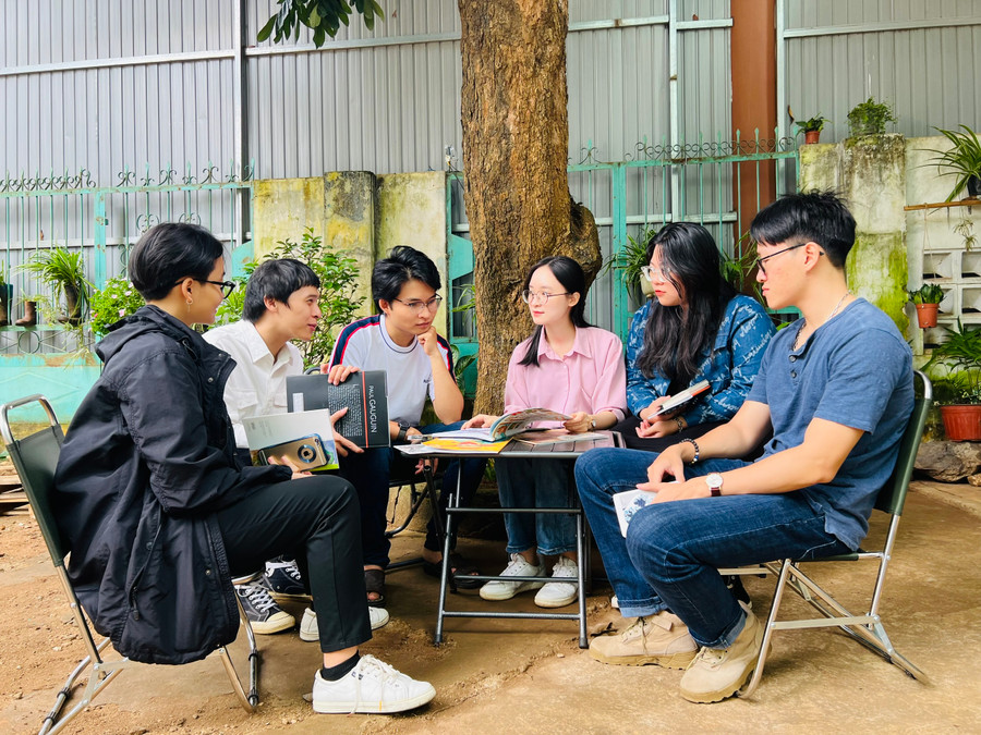 Câu lạc bộ Pleiku English sinh hoạt định kỳ giúp các thành viên trau dồi tiếng Anh, có thêm những kiến thức bổ ích. Ảnh: M.N