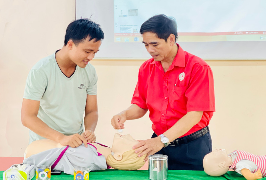 Anh Phạm Thành Vinh (bìa trái, thôn Hồ Nước, thị trấn Chư Sê) được tập huấn về kỹ năng sơ cứu ban đầu trong tai nạn thương tích. Ảnh: M.K