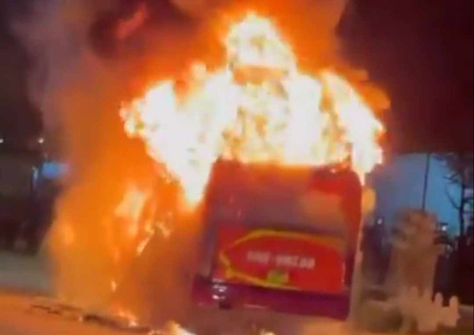Ngọn lửa nhanh chóng bao trùm chiếc xe khiến 30 hành khách hốt hoảng tháo chạy. Ảnh cắt từ clip