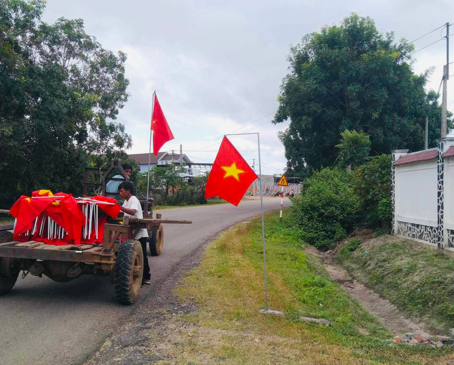 Hội CCB xã Ia Kdăm cử lực lượng đi treo cờ dọc &quot;Đường cờ Tổ quốc&quot;. Ảnh: Vũ Chi