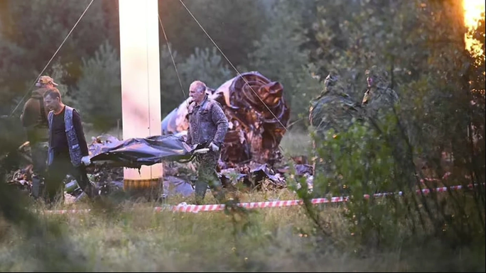 Đã rõ số phận của ông trùm Wagner - Ảnh 3. Hiện trường vụ tai nạn máy bay chở ông trùm Wagner Yevgeny Prigozhin hôm 23-8. Ảnh: Reuters