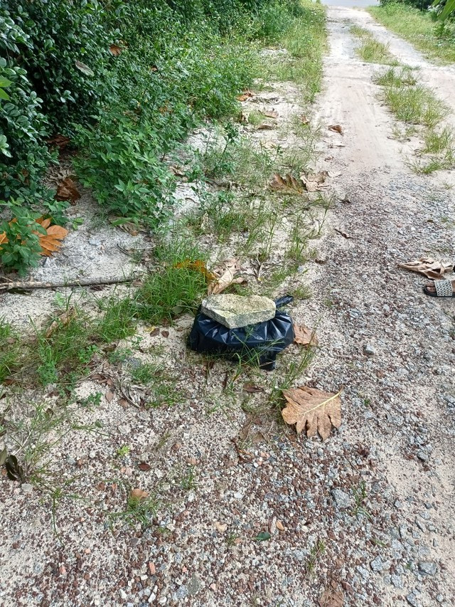 Bịch chứa thi thể trẻ sơ sinh được người dân phát hiện bên đường. Ảnh: HG