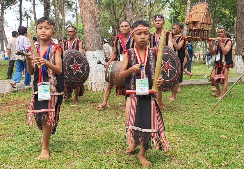 Với người Bahnar, cái tên và việc đặt tên giúp đứa bé chính thức trở thành thành viên trong gia đình, dòng tộc và cộng đồng. Ảnh: Lê Hà Với người Bahnar, cái tên và việc đặt tên giúp đứa bé chính thức trở thành thành viên trong gia đình, dòng tộc và cộng đồng. Ảnh: Lê Hà