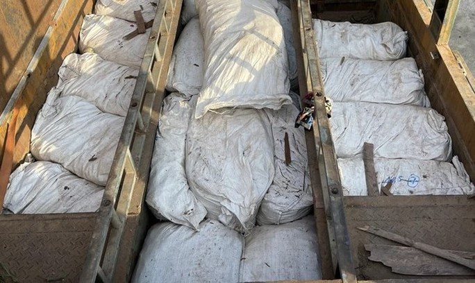 Phát hiện lô hàng hơn 10 tỉ đồng trong “hầm tự chế bí mật” trên ôtô từ nước ngoài về - Ảnh 2. Hầm bí mật được thiết kế trên xe ôtô. Ảnh: Công an cung cấp