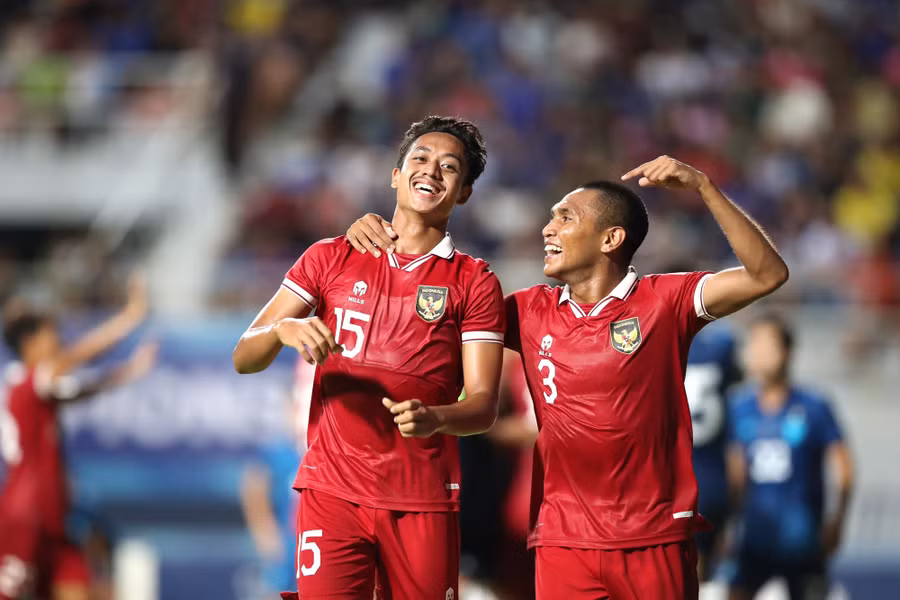 Các cầu thủ U.23 Indonesia vui mừng sau bàn thắng vào lưới đội U.23 Thái Lan. Ảnh: Phúc Thắng