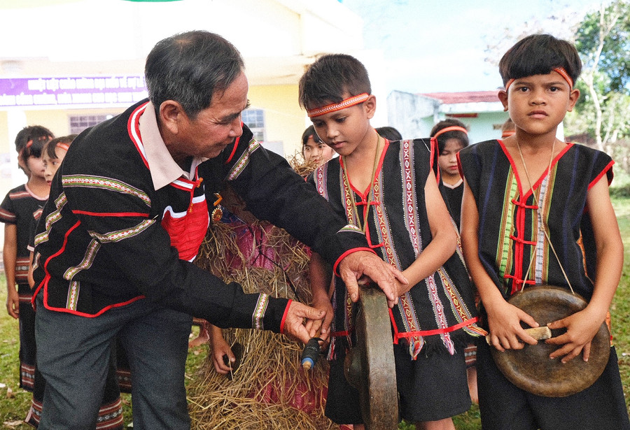 Nghệ nhân Alip thường xuyên tham gia các lớp truyền dạy cồng chiêng. Ảnh: Hoàng Ngọc Nghệ nhân Alip thường xuyên tham gia các lớp truyền dạy cồng chiêng. Ảnh: Hoàng Ngọc