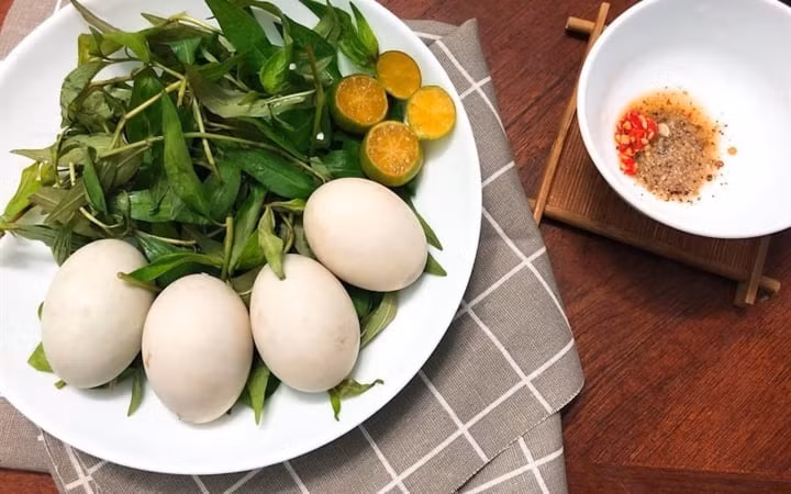 Trứng vịt lộn ăn như thế nào mới tốt?