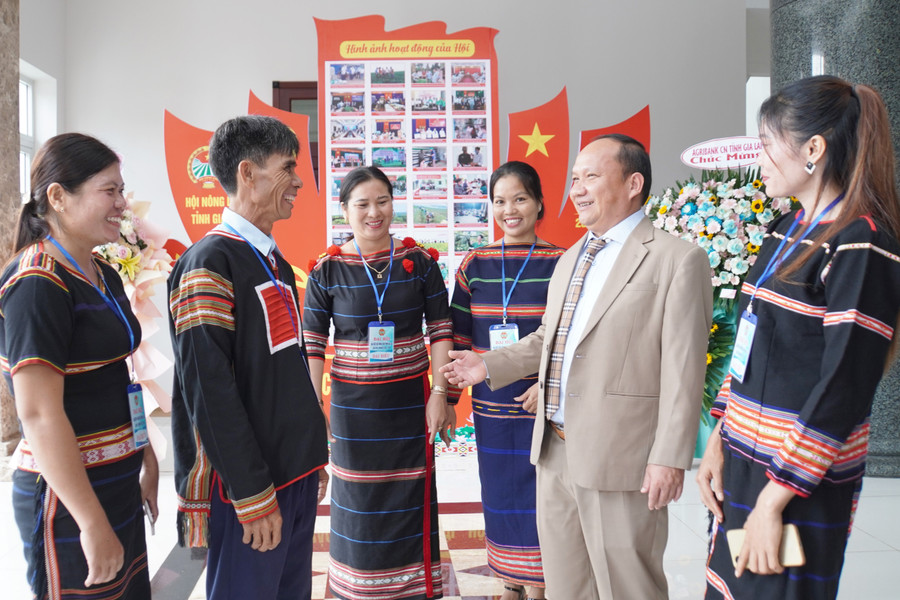 Phó Bí thư Tỉnh ủy Rah Lan Chung (thứ 2 từ phải sang) trò chuyện cùng đại biểu bên lề phiên trù bị Đại hội đại biểu Hội Nông dân tỉnh lần thứ IX (nhiệm kỳ 2023-2028). Ảnh: Đ.T Phó Bí thư Tỉnh ủy Rah Lan Chung (thứ 2 từ phải sang) trò chuyện cùng đại biểu bên lề phiên trù bị Đại hội đại biểu Hội Nông dân tỉnh lần thứ IX (nhiệm kỳ 2023-2028). Ảnh: Đ.T
