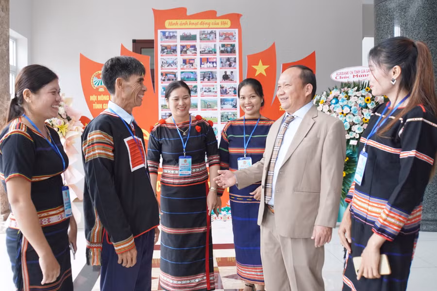 Phó Bí thư Tỉnh ủy Rah Lan Chung (thứ 2 từ phải sang) trò chuyện cùng đại biểu bên lề phiên trù bị Đại hội đại biểu Hội Nông dân tỉnh lần thứ IX (nhiệm kỳ 2023-2028). Ảnh: Đ.T