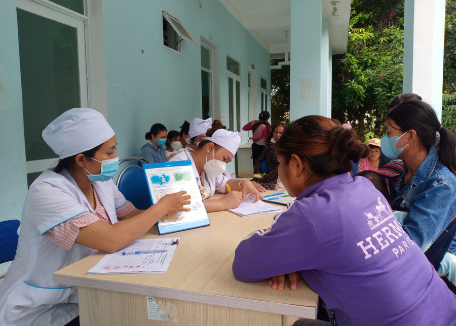 Cán bộ dân số xã Ia Broăi tuyên truyền cho người dân về hệ lụy của tảo hôn và kế hoạch hóa gia đình. Ảnh: Như Loan