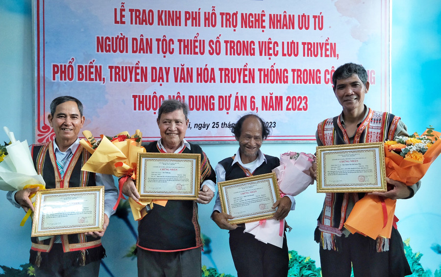 Các nghệ nhân được trao kinh phí hỗ trợ. Ảnh: H.N Các nghệ nhân được trao kinh phí hỗ trợ. Ảnh: H.N