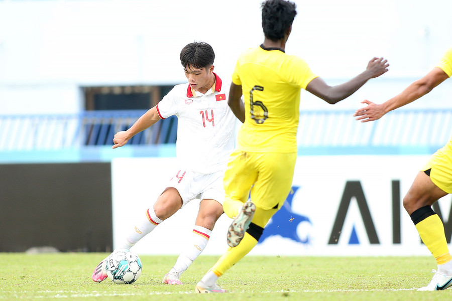Tiền đạo HAGL được AFF vinh danh, 4 sao U.23 Việt Nam lọt tốp xuất sắc nhất - Ảnh 1. Quốc Việt (14) ghi bàn đẹp mắt vào lưới U.23 Malaysia ở trận bán kết. Ảnh: VƯƠNG ANH