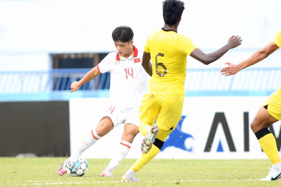 Quốc Việt (14) ghi bàn đẹp mắt vào lưới U.23 Malaysia ở trận bán kết. Ảnh: VƯƠNG ANH