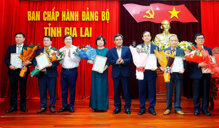 Bí thư Tỉnh ủy Hồ Văn Niên (thứ 5 từ trái sang) và Chủ tịch UBND tỉnh Trương Hải Long (thứ 3 từ trái sang) trao quyết định, tặng hoa chúc mừng các cán bộ được điều động, bổ nhiệm. Ảnh: Đ.T Bí thư Tỉnh ủy Hồ Văn Niên (thứ 5 từ trái sang) và Chủ tịch UBND tỉnh Trương Hải Long (thứ 3 từ trái sang) trao quyết định, tặng hoa chúc mừng các cán bộ được điều động, bổ nhiệm. Ảnh: Đ.T
