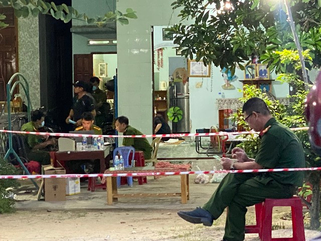 Người chồng sử dụng khí CO đầu độc vợ và 3 con khi đang ngủ - Ảnh 1. Lực lượng công an đang làm việc tại hiện trường. Ảnh: Thế Quang