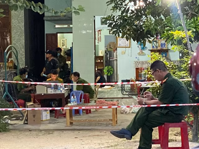 Lực lượng công an đang làm việc tại hiện trường. Ảnh: Thế Quang