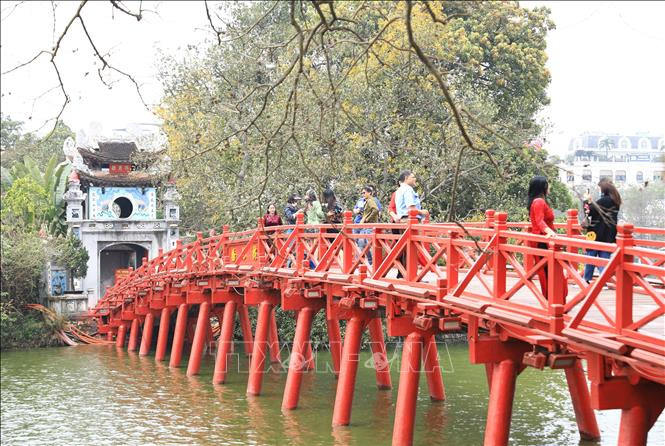 Cầu Thê Húc nối từ Hồ Hoàn Kiếm ra đền Ngọc Sơn luôn là điểm &quot;check in&quot; hấp dẫn du khách. Ảnh: Hoàng Hiếu/TTXVN