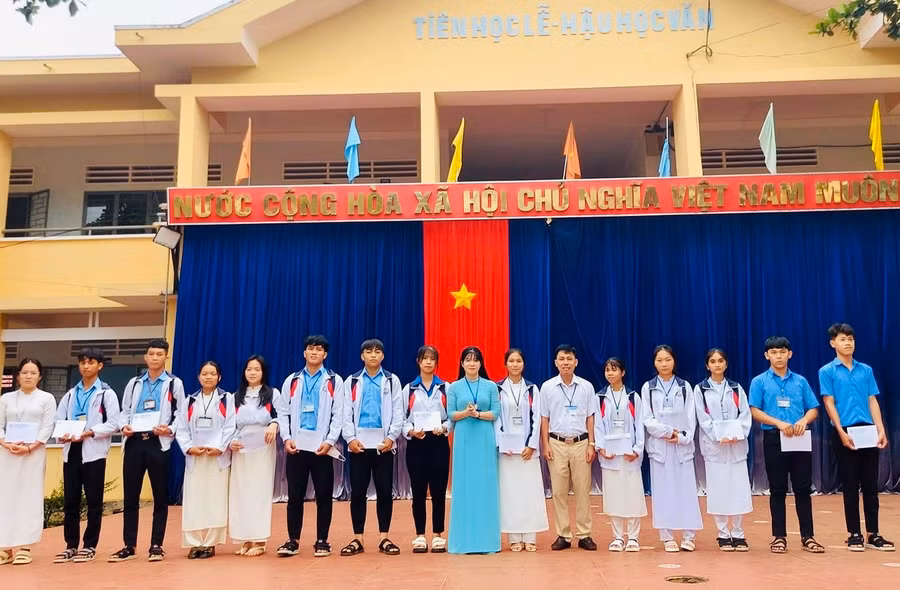 Trường THPT Trường Chinh (thị trấn Chư Sê) tặng quà cho các bạn học sinh có hoàn cảnh khó khăn. Ảnh: Mai Ka