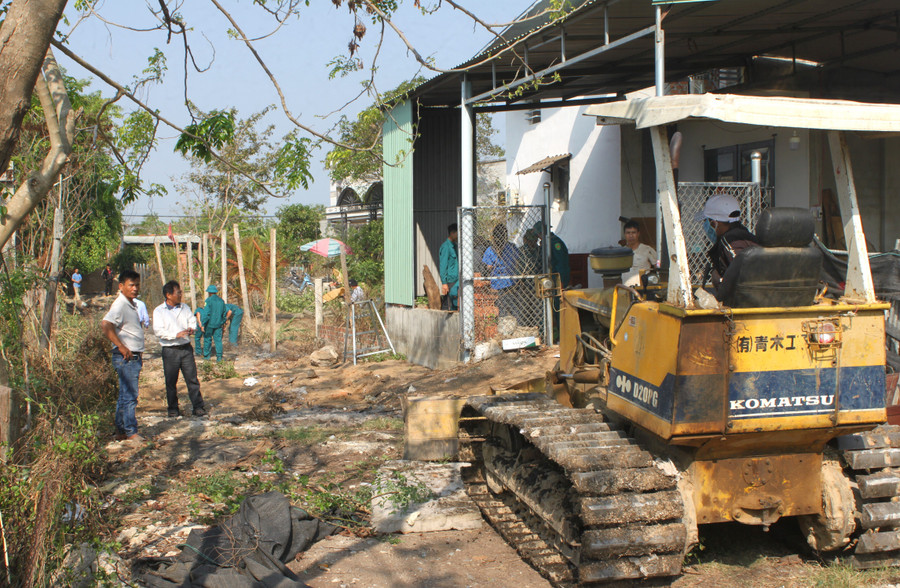 Phong trào hiến đất làm đường được người dân thị trấn Phú Thiện hưởng ứng sâu rộng. Ảnh: Quang Tấn