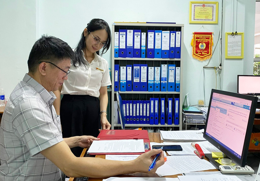 Các chính sách hỗ trợ người nộp thuế tiếp tục được Chi cục Thuế TP. Pleiku thực hiện nhằm giúp doanh nghiệp vượt qua khó khăn, phát triển hoạt động sản xuất kinh doanh. Ảnh: Sơn Ca Các chính sách hỗ trợ người nộp thuế tiếp tục được Chi cục Thuế TP. Pleiku thực hiện nhằm giúp doanh nghiệp vượt qua khó khăn, phát triển hoạt động sản xuất kinh doanh. Ảnh: Sơn Ca