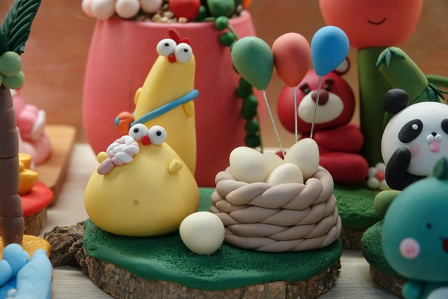 ‘Biến hóa’ đất sét, thu nhập hàng chục mỗi tháng - Ảnh 8. Tiểu cảnh hoạt hình làm theo đơn đặt hàng. Ảnh: Duy Tân