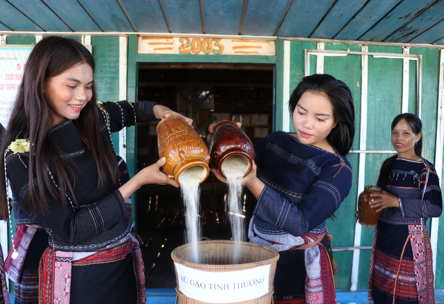 Hàng ngày nấu cơm, các chị em thôn 1 (xã Đông, huyện Kbang) bốc một nắm gạo bỏ vào hũ, sau đó đem tới nhà rông trút chung vào "Hũ gạo tình thương". Ảnh: Ngọc Minh Hàng ngày nấu cơm, các chị em thôn 1 (xã Đông, huyện Kbang) bốc một nắm gạo bỏ vào hũ, sau đó đem tới nhà rông trút chung vào "Hũ gạo tình thương". Ảnh: Ngọc Minh