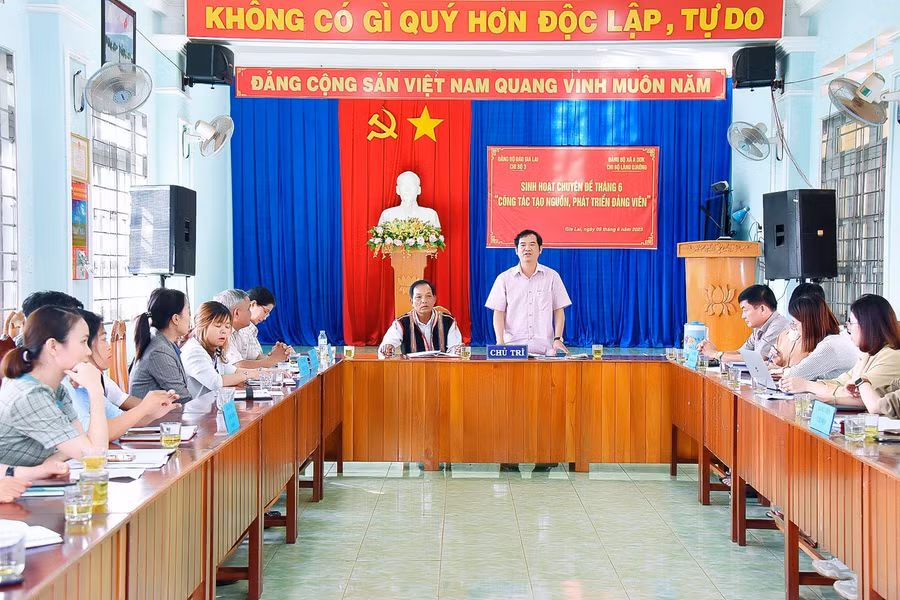 Chi bộ thôn Djrông (Đảng bộ xã A Dơk, huyện Đak Đoa) và Chi bộ 3-Đảng bộ Báo Gia Lai sinh hoạt chuyên đề ghép về công tác tạo nguồn, phát triển đảng viên. Ảnh: Đức Thụy