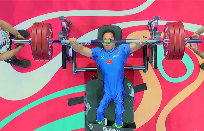 ... nhưng không thành công ở lần thứ nhì khi tạ là 176 kg