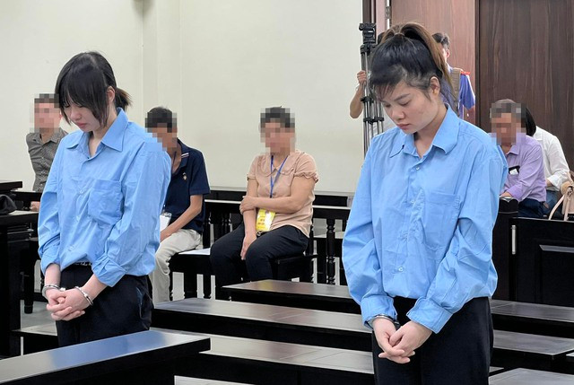 Nữ bảo mẫu lãnh án chung thân vì bạo hành bé trai đến tử vong - Ảnh 1. Hai nữ bị cáo tại tòa ngày 25.8. Ảnh: Phúc Bình