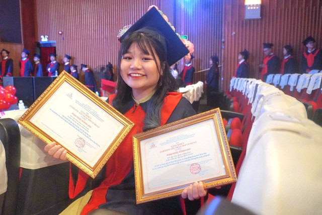 Nữ sinh học song bằng và tốt nghiệp với kết quả 'không thể tin nỗi' - Ảnh 1. Tân cử nhân Phạm Ngọc Khánh Linh rạng rỡ vào ngày nhận bằng tốt nghiệp. Ảnh: Phong Linh