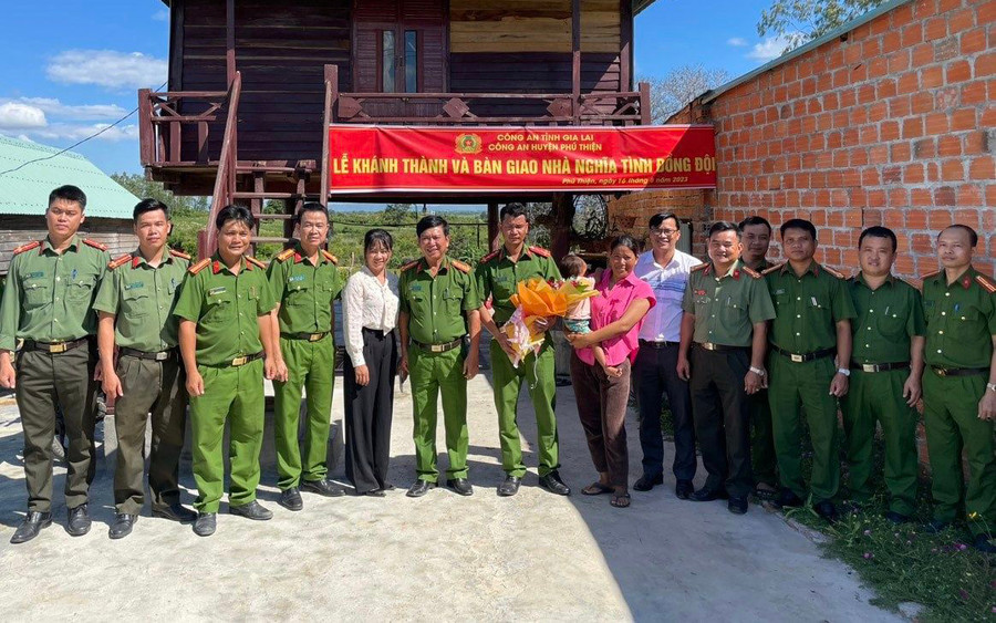 Công an huyện Phú Thiện bàn giao nhà “Nghĩa tình đồng đội Công an nhân dân” cho Đại úy Rmah Tinh (ảnh đơn vị cung cấp).