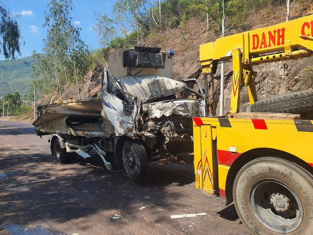 Lực lượng chức năng xử lý hiện trường để tránh ùn tắc giao thông kéo dài. Ảnh: Thanh Quân