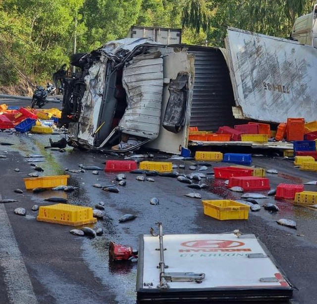 Vụ tai nạn đã làm tài xế xe tải tử vong tại chỗ. Ảnh: Người dân cung cấp
