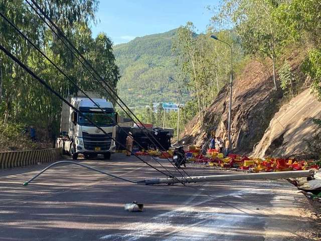 Giao thông trên tuyến QL1D bị ùn tắc sau vụ tai nạn. Ảnh: Người dân cung cấp