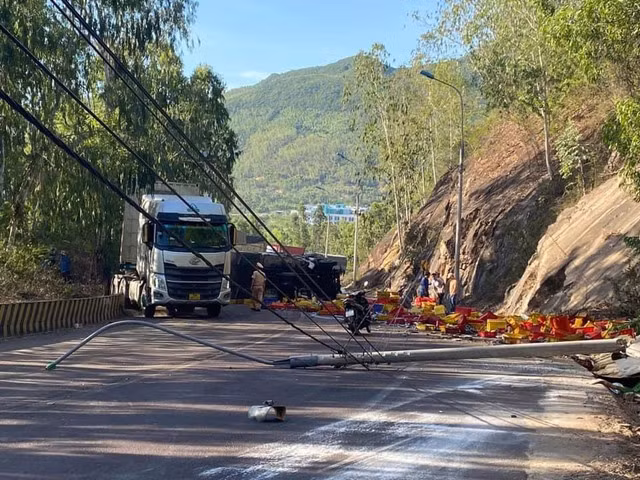 Giao thông trên tuyến QL1D bị ùn tắc sau vụ tai nạn. Ảnh: Người dân cung cấp