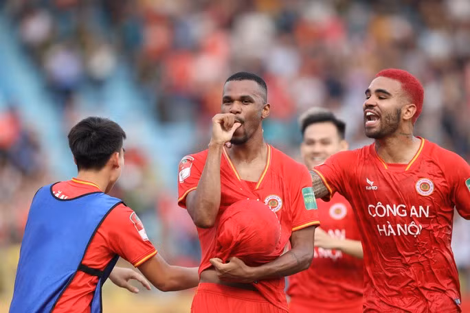 Gustavo mở tỉ số trận đấu