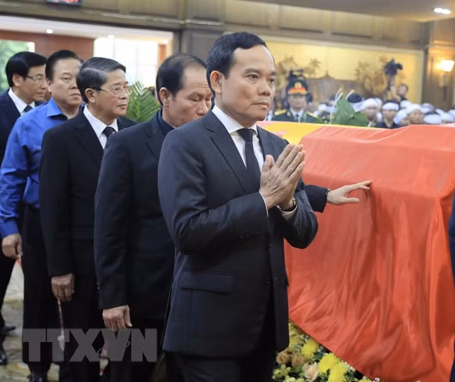 Các lãnh đạo, nguyên lãnh đạo Đảng, Nhà nước đi vòng quanh linh cữu Phó Thủ tướng Lê Văn Thành. Ảnh: Lâm Khánh/TTXVN