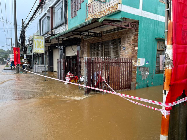 Mưa lớn, nhiều nơi ở TP.Bảo Lộc chìm trong biển nước - Ảnh 1. Giăng dây phong tỏa vị trí ngập nguy hiểm ở xã Lộc Châu. Ảnh: G.B