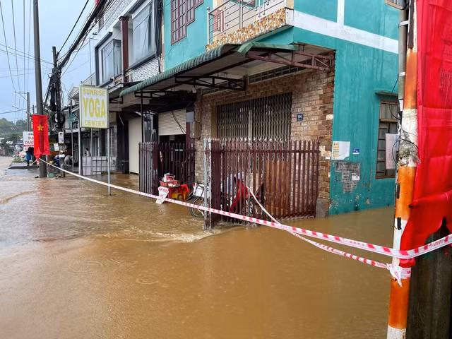 Giăng dây phong tỏa vị trí ngập nguy hiểm ở xã Lộc Châu. Ảnh: G.B