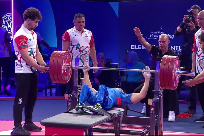 Lê Văn Công nâng 172 kg ở lần thực hiện đầu tiên