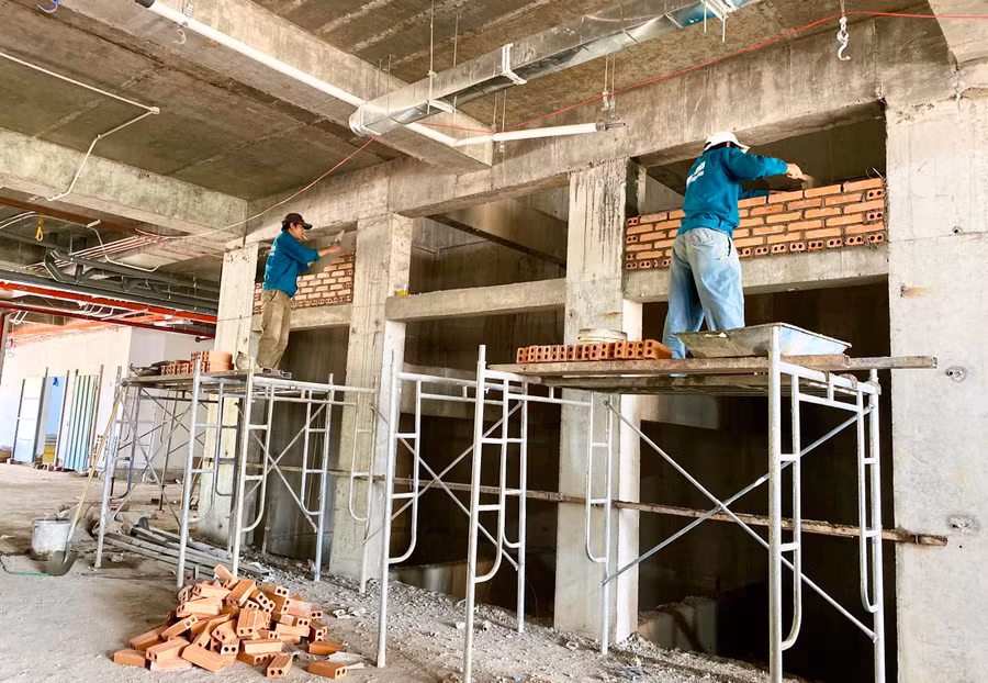 Giá cát hiện đã tăng 30-40% so với thời điểm cuối năm ngoái gây khó khăn cho người dân, doanh nghiệp khi xây dựng các công trình. Ảnh: Vũ Thảo